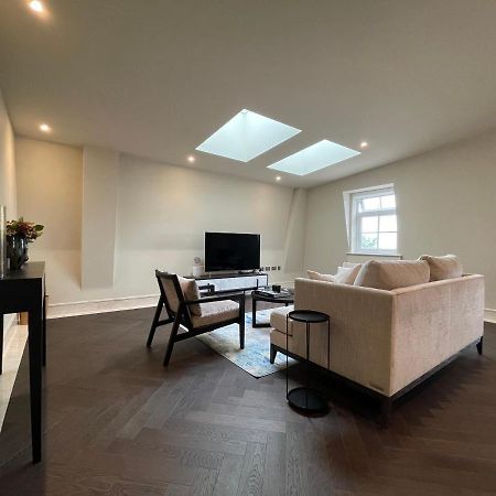 Luxurious, 2 Bed, 2 Bath Penthouse Apartment In Highly Desirable Chigwell Chcl F8 Esterno foto