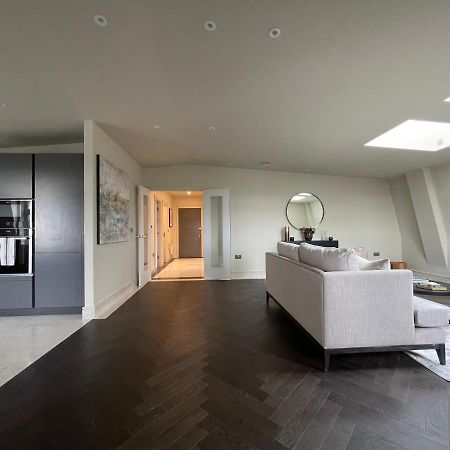 Luxurious, 2 Bed, 2 Bath Penthouse Apartment In Highly Desirable Chigwell Chcl F8 Esterno foto