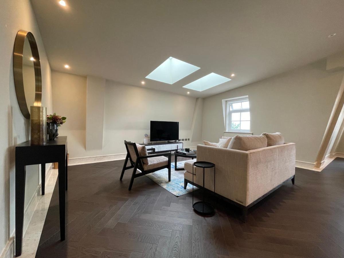 Luxurious, 2 Bed, 2 Bath Penthouse Apartment In Highly Desirable Chigwell Chcl F8 Esterno foto