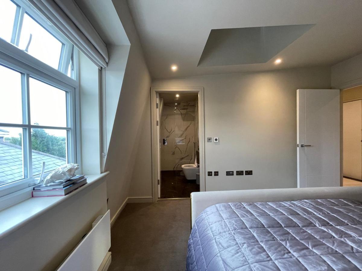 Luxurious, 2 Bed, 2 Bath Penthouse Apartment In Highly Desirable Chigwell Chcl F8 Esterno foto