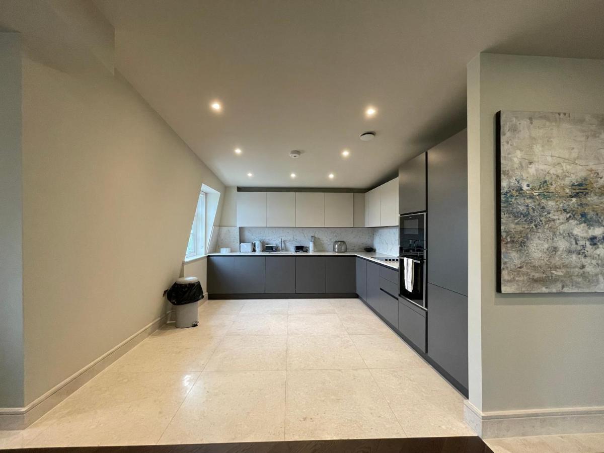 Luxurious, 2 Bed, 2 Bath Penthouse Apartment In Highly Desirable Chigwell Chcl F8 Esterno foto