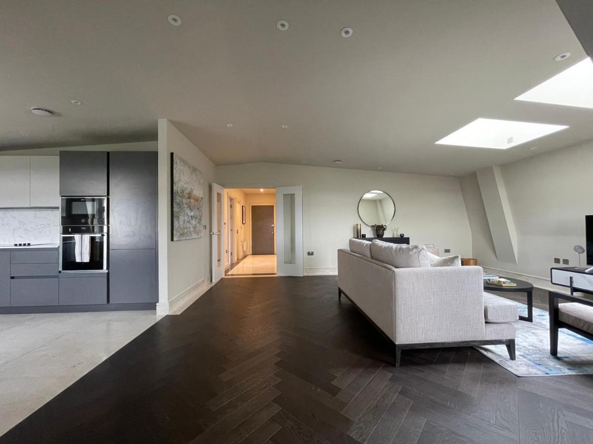 Luxurious, 2 Bed, 2 Bath Penthouse Apartment In Highly Desirable Chigwell Chcl F8 Esterno foto