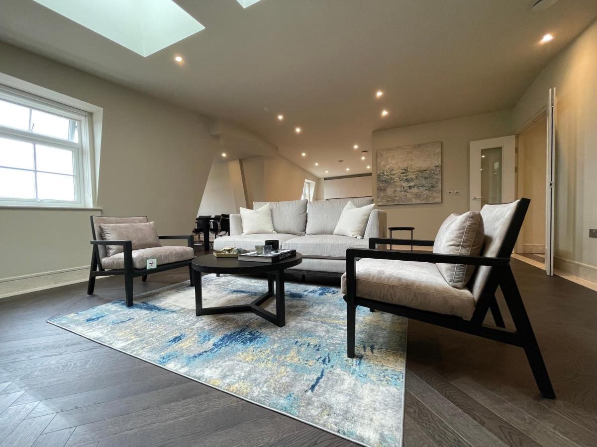Luxurious, 2 Bed, 2 Bath Penthouse Apartment In Highly Desirable Chigwell Chcl F8 Esterno foto