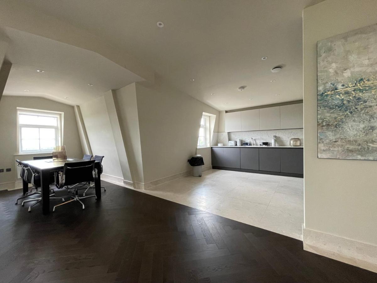 Luxurious, 2 Bed, 2 Bath Penthouse Apartment In Highly Desirable Chigwell Chcl F8 Esterno foto