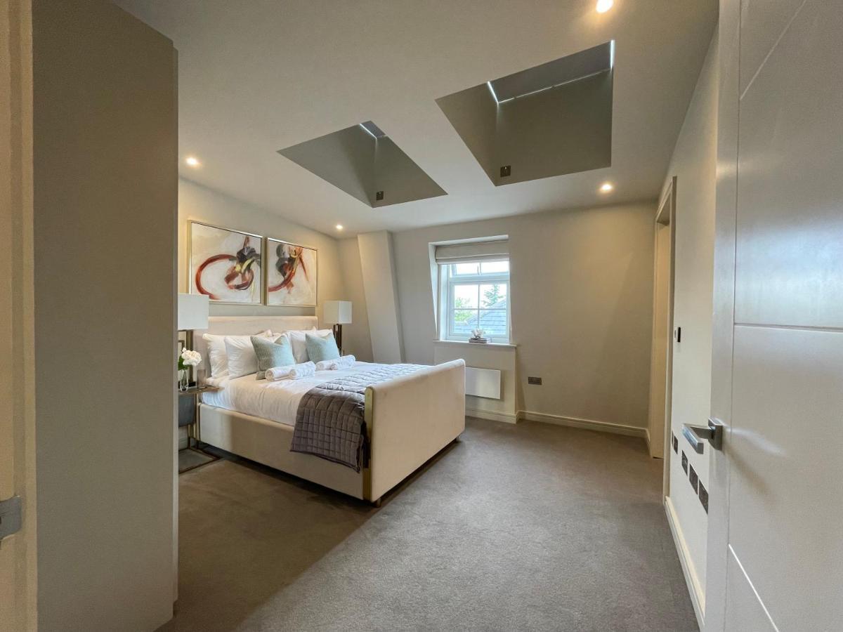 Luxurious, 2 Bed, 2 Bath Penthouse Apartment In Highly Desirable Chigwell Chcl F8 Esterno foto