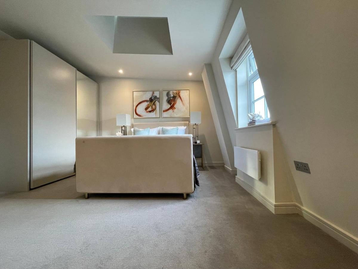 Luxurious, 2 Bed, 2 Bath Penthouse Apartment In Highly Desirable Chigwell Chcl F8 Esterno foto