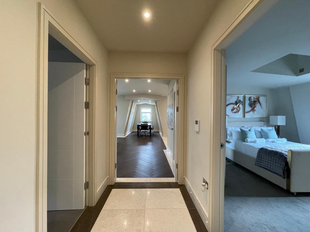 Luxurious, 2 Bed, 2 Bath Penthouse Apartment In Highly Desirable Chigwell Chcl F8 Esterno foto