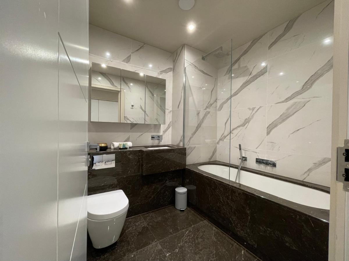Luxurious, 2 Bed, 2 Bath Penthouse Apartment In Highly Desirable Chigwell Chcl F8 Esterno foto
