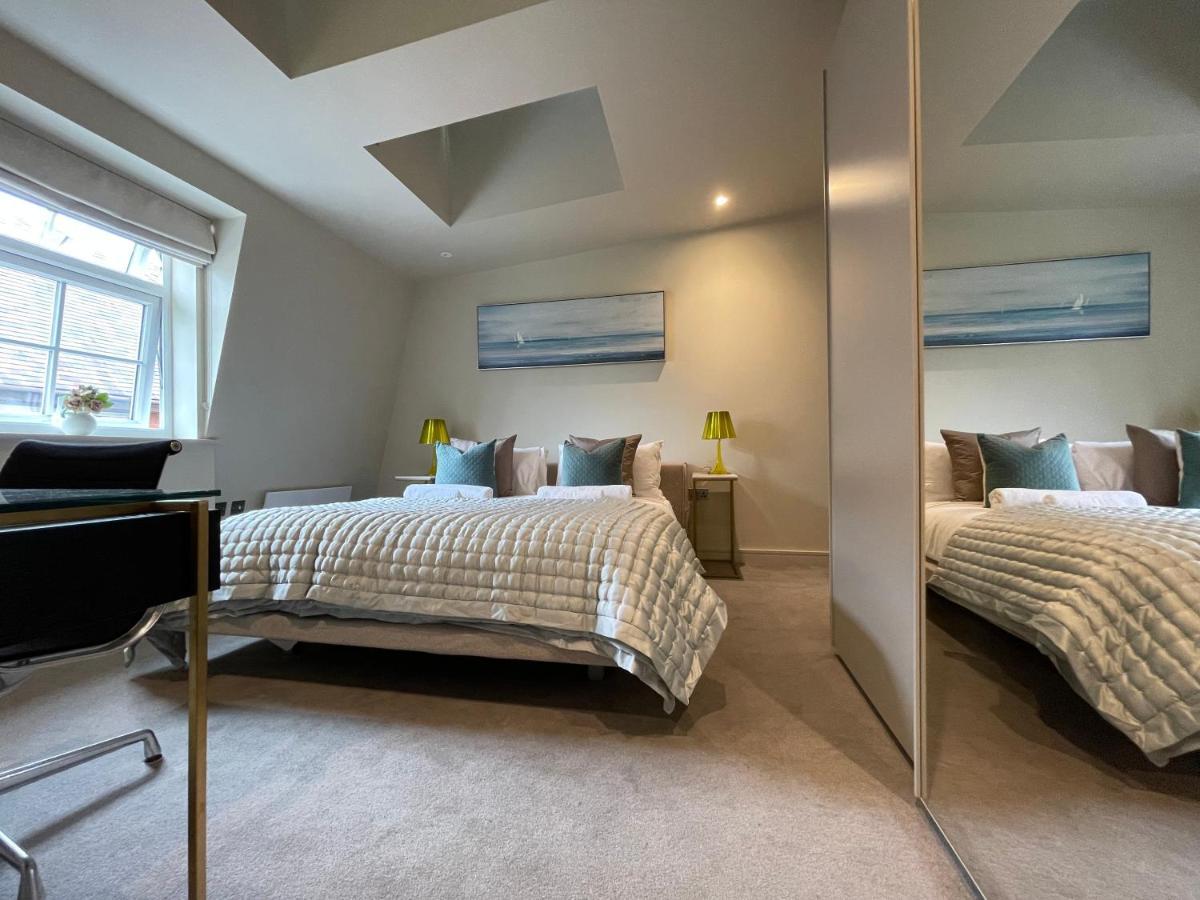 Luxurious, 2 Bed, 2 Bath Penthouse Apartment In Highly Desirable Chigwell Chcl F8 Esterno foto