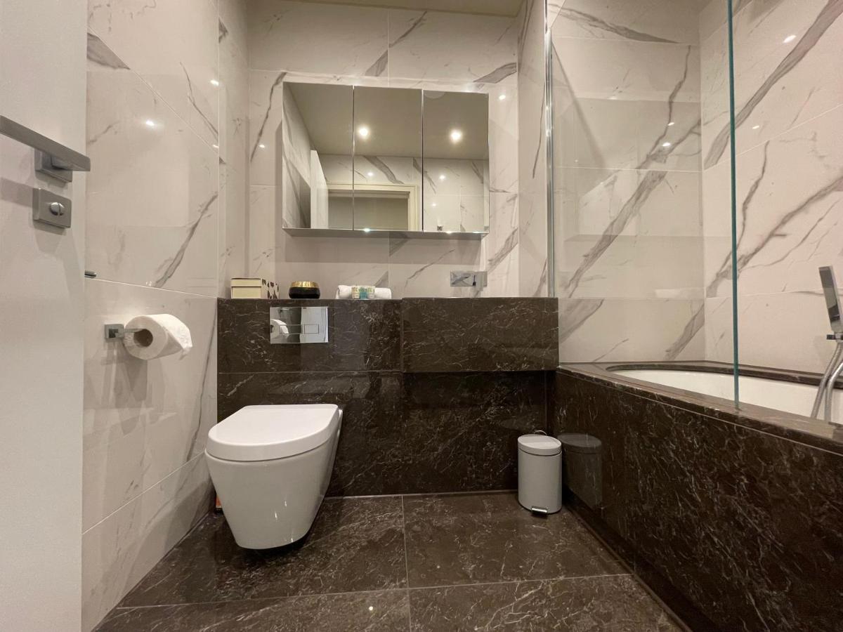 Luxurious, 2 Bed, 2 Bath Penthouse Apartment In Highly Desirable Chigwell Chcl F8 Esterno foto