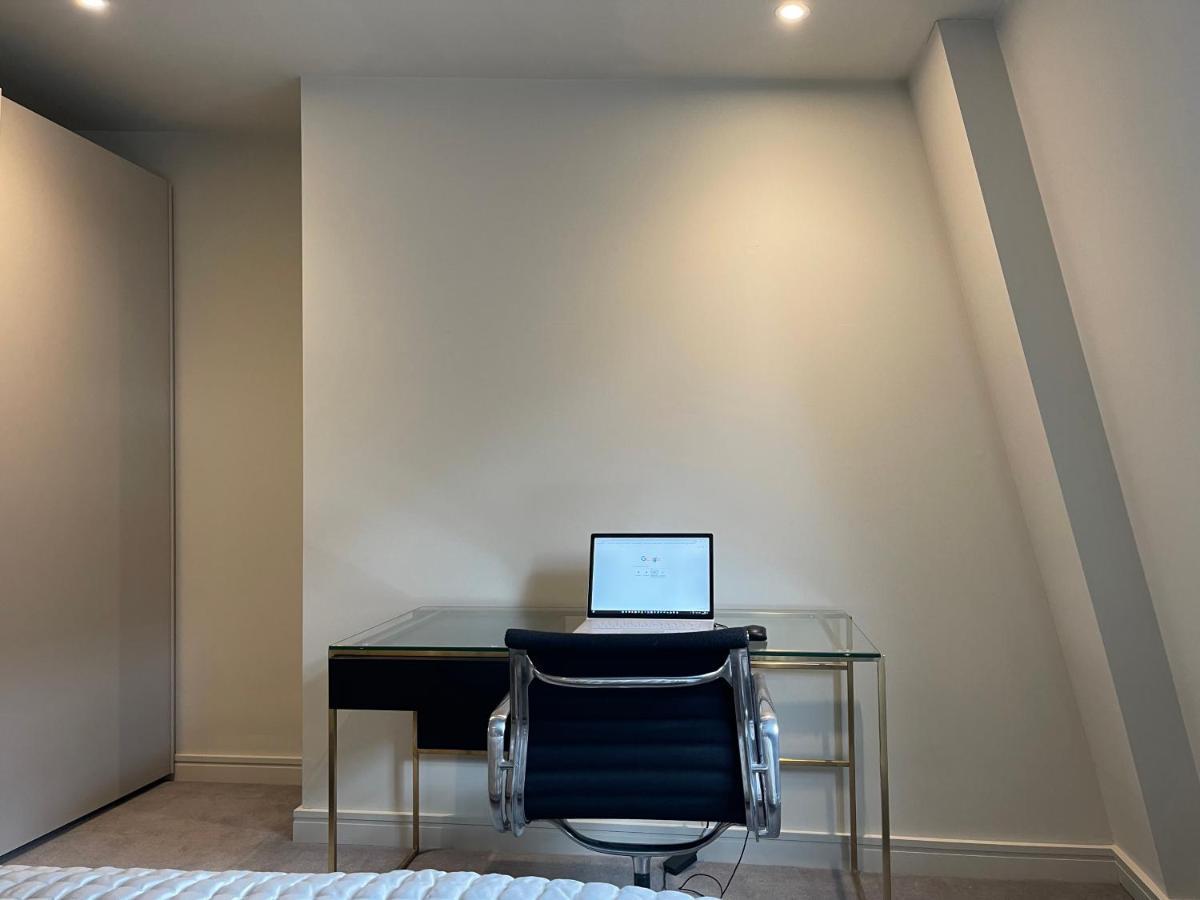 Luxurious, 2 Bed, 2 Bath Penthouse Apartment In Highly Desirable Chigwell Chcl F8 Esterno foto