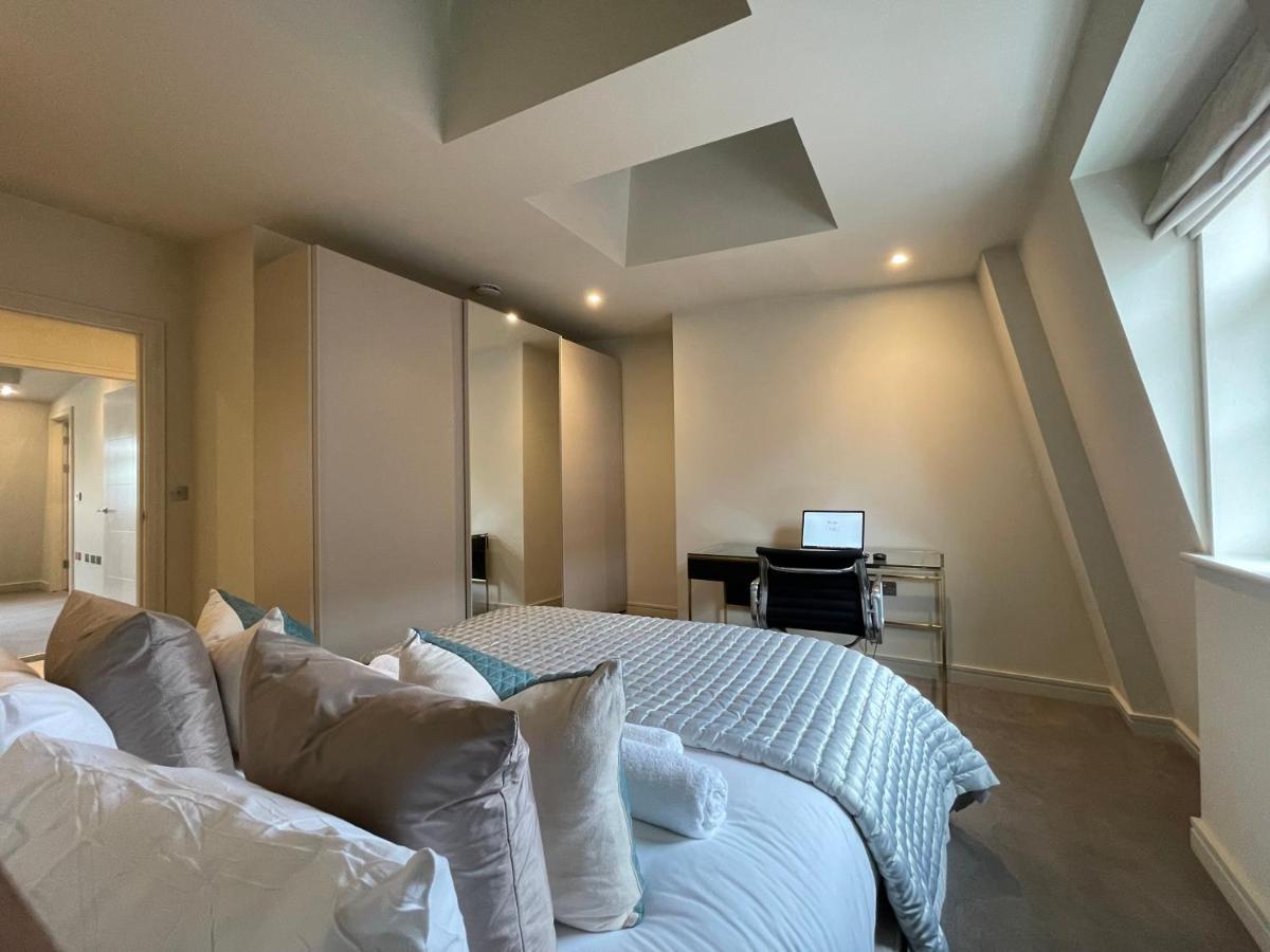 Luxurious, 2 Bed, 2 Bath Penthouse Apartment In Highly Desirable Chigwell Chcl F8 Esterno foto