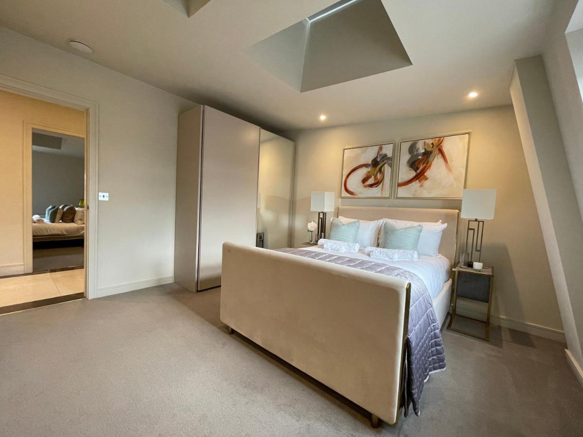 Luxurious, 2 Bed, 2 Bath Penthouse Apartment In Highly Desirable Chigwell Chcl F8 Esterno foto