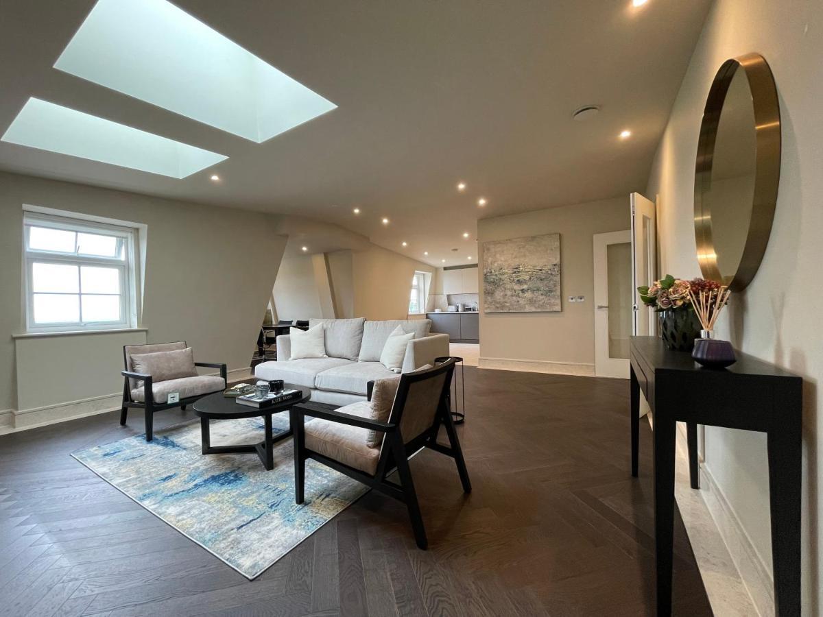 Luxurious, 2 Bed, 2 Bath Penthouse Apartment In Highly Desirable Chigwell Chcl F8 Esterno foto